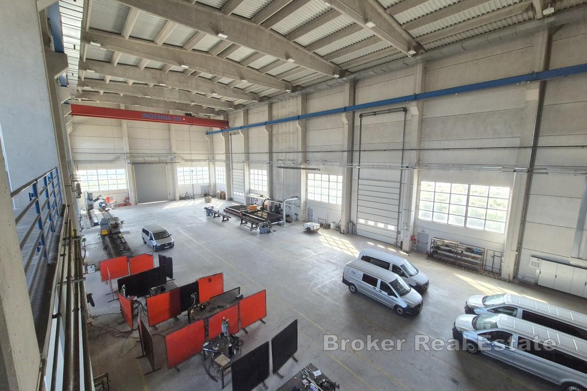 Промышленный производственный и складской цех недалеко от Шибеника