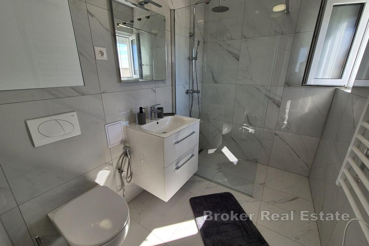 Atrakcyjnie położony, odnowiony apartament z widokiem na morze