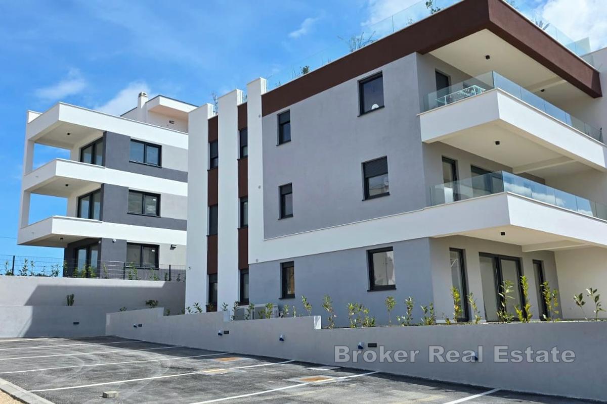 Třípokojové apartmány v nově postavené budově s výhledem na moře