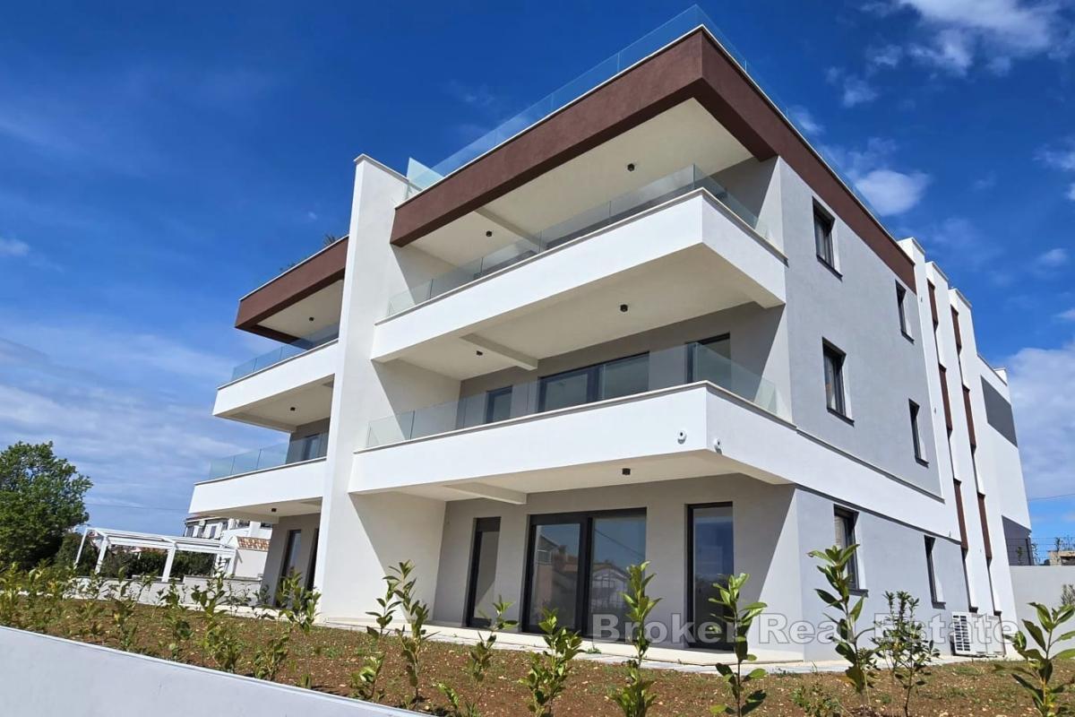 Třípokojové apartmány v nově postavené budově s výhledem na moře