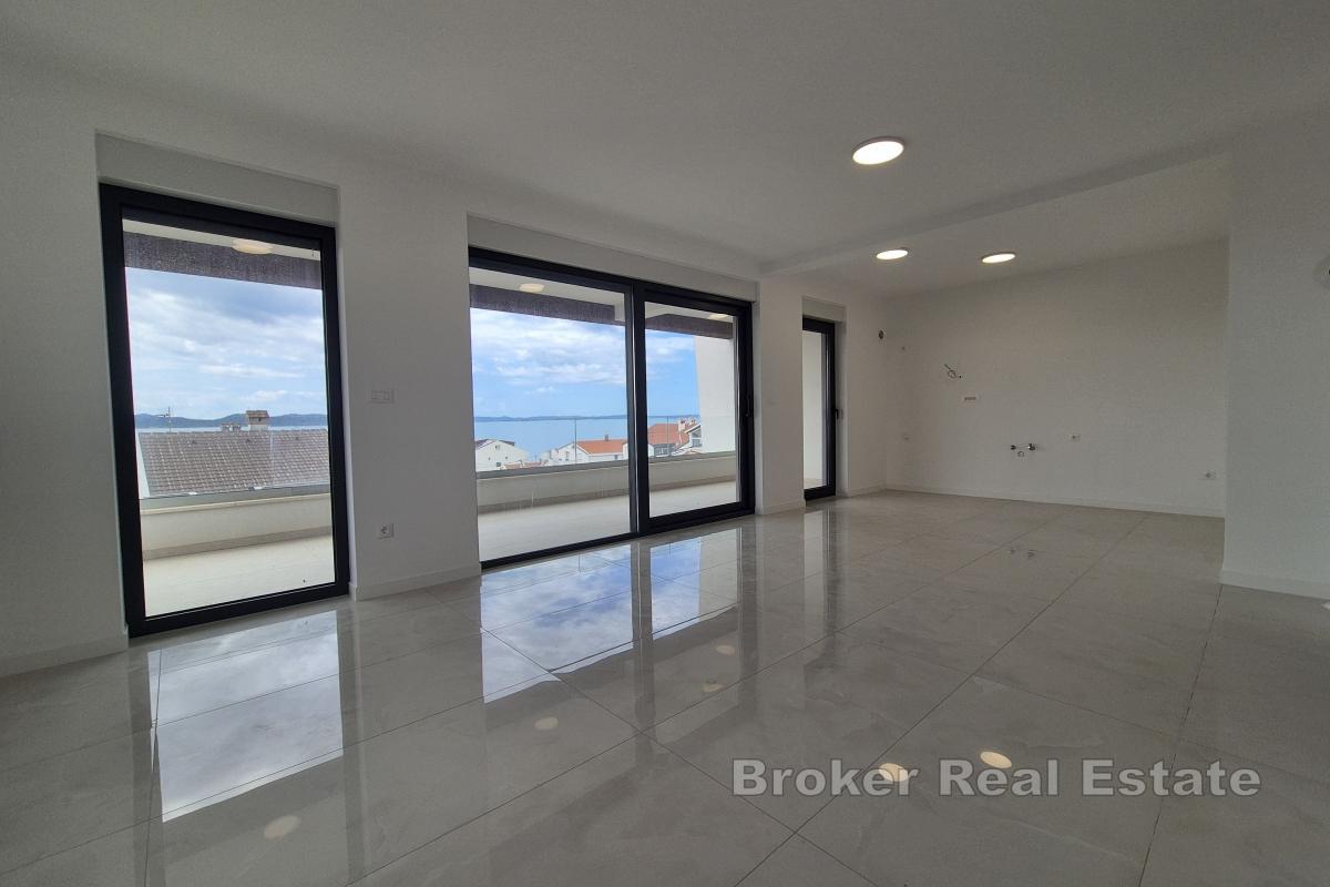 Třípokojové apartmány v nově postavené budově s výhledem na moře