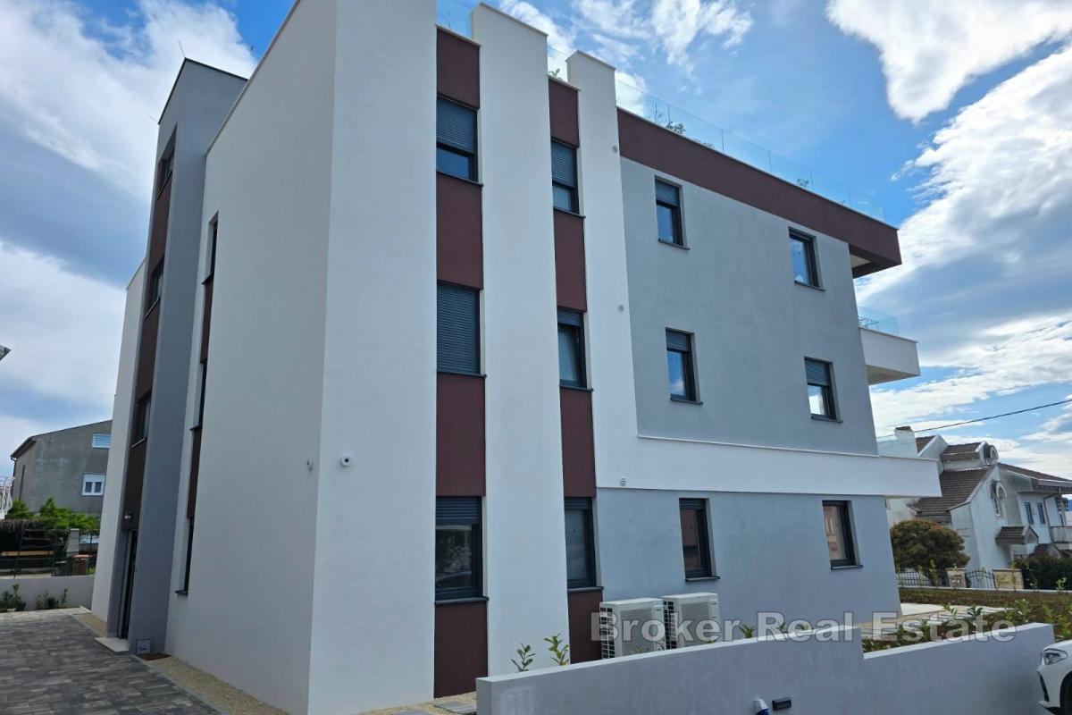 Třípokojové apartmány v nově postavené budově s výhledem na moře