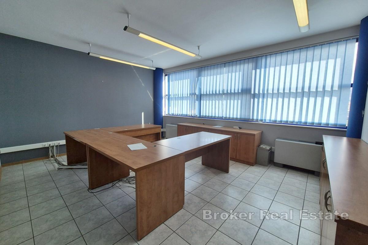 Przestronna i schludna powierzchnia biurowa