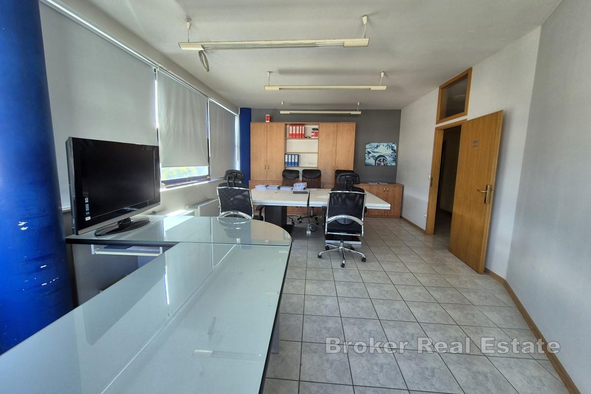 Просторное и аккуратное офисное помещение