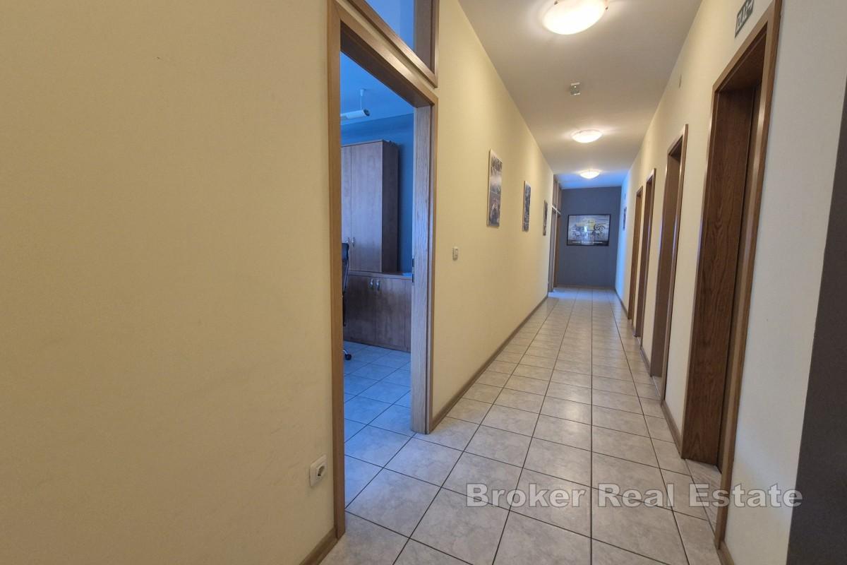 Просторное и аккуратное офисное помещение