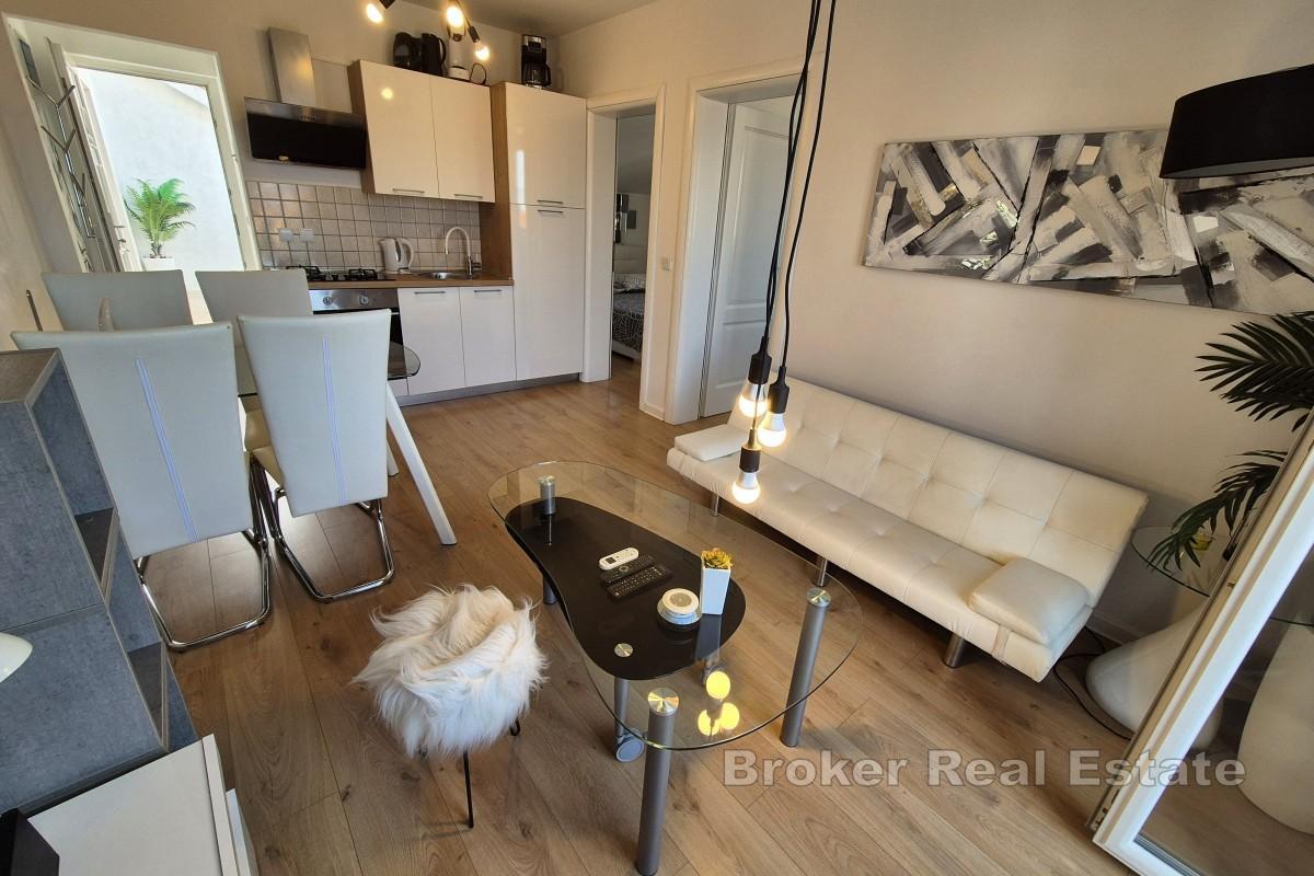 Nowocześnie umeblowany apartament z dwiema sypialniami i widokiem na morze