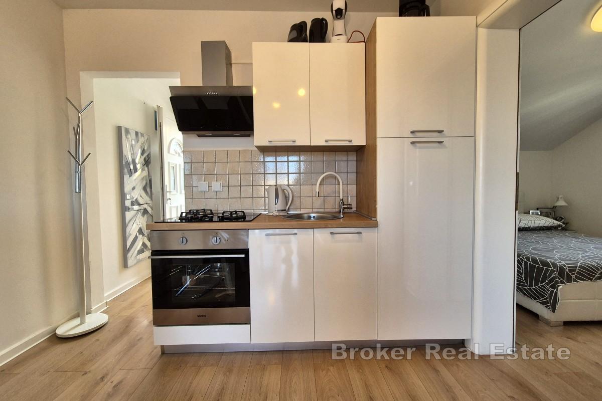 Nowocześnie umeblowany apartament z dwiema sypialniami i widokiem na morze