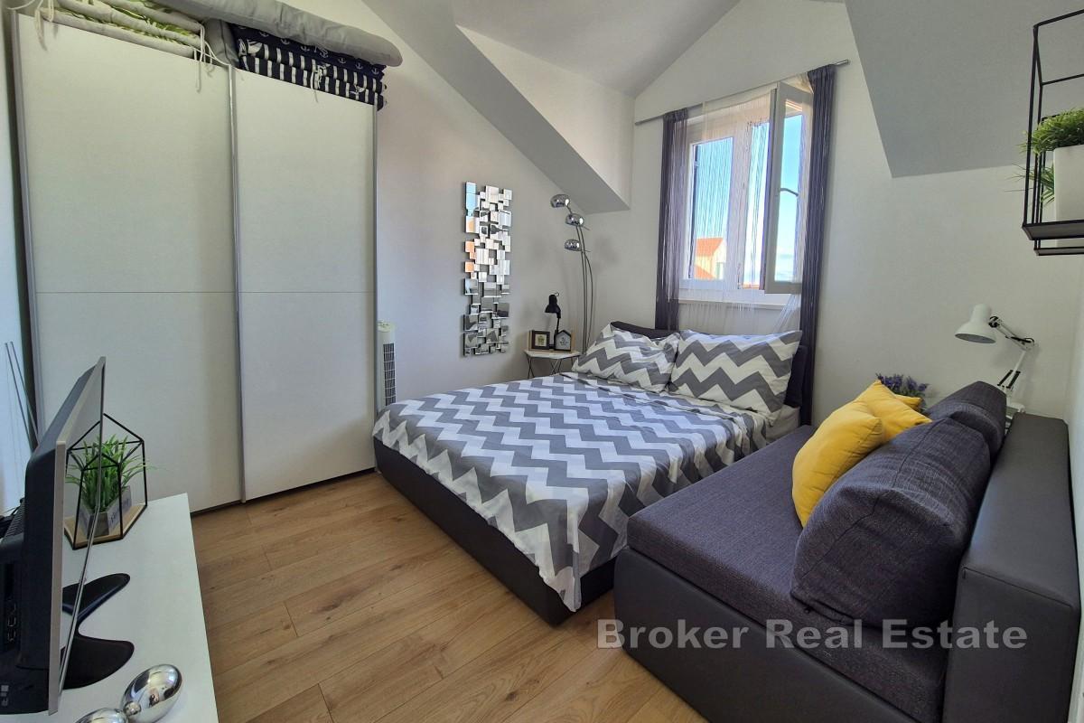 Moderne møblert toroms leilighet med havutsikt