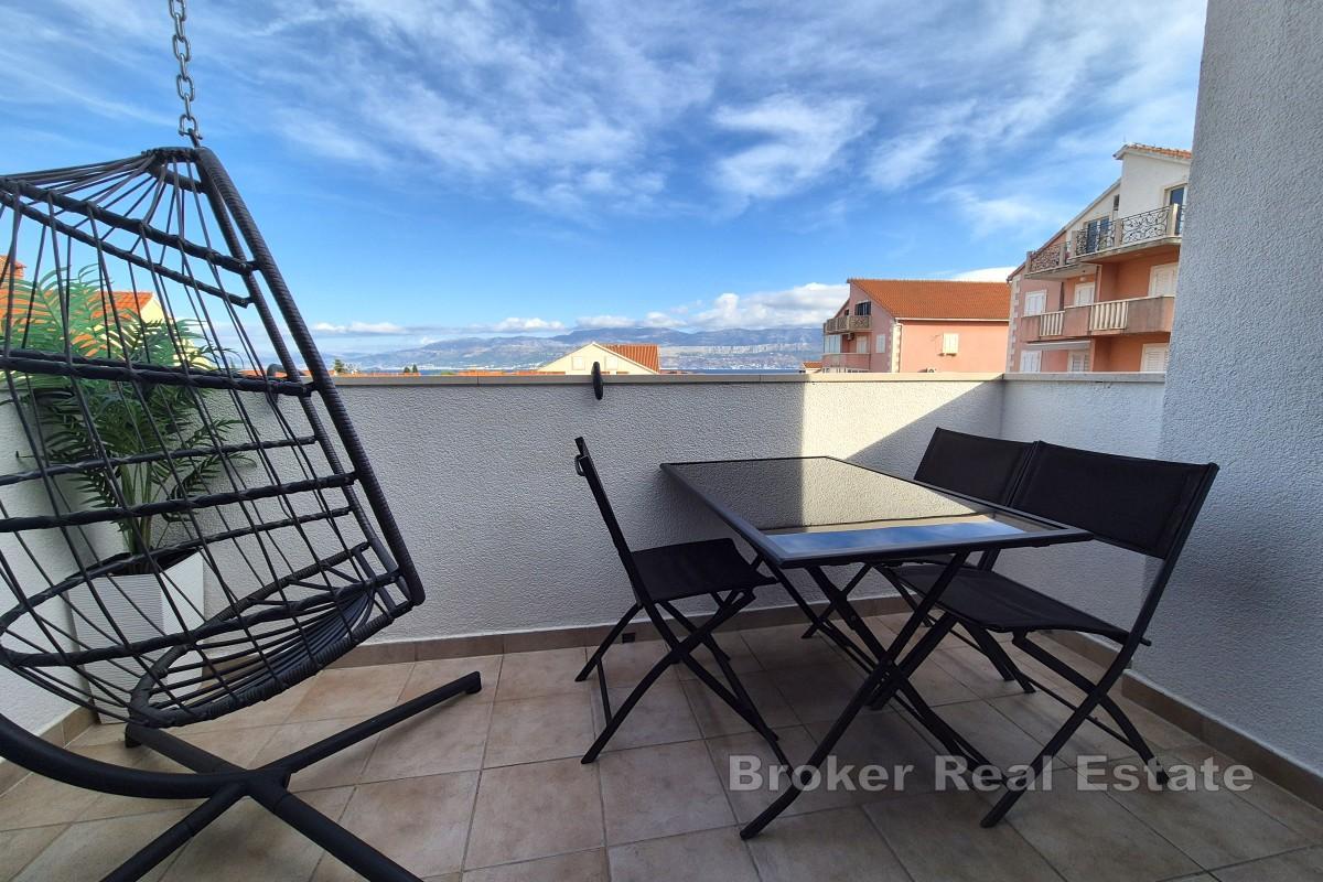 Moderno uređen dvosobni stan pogledom na more