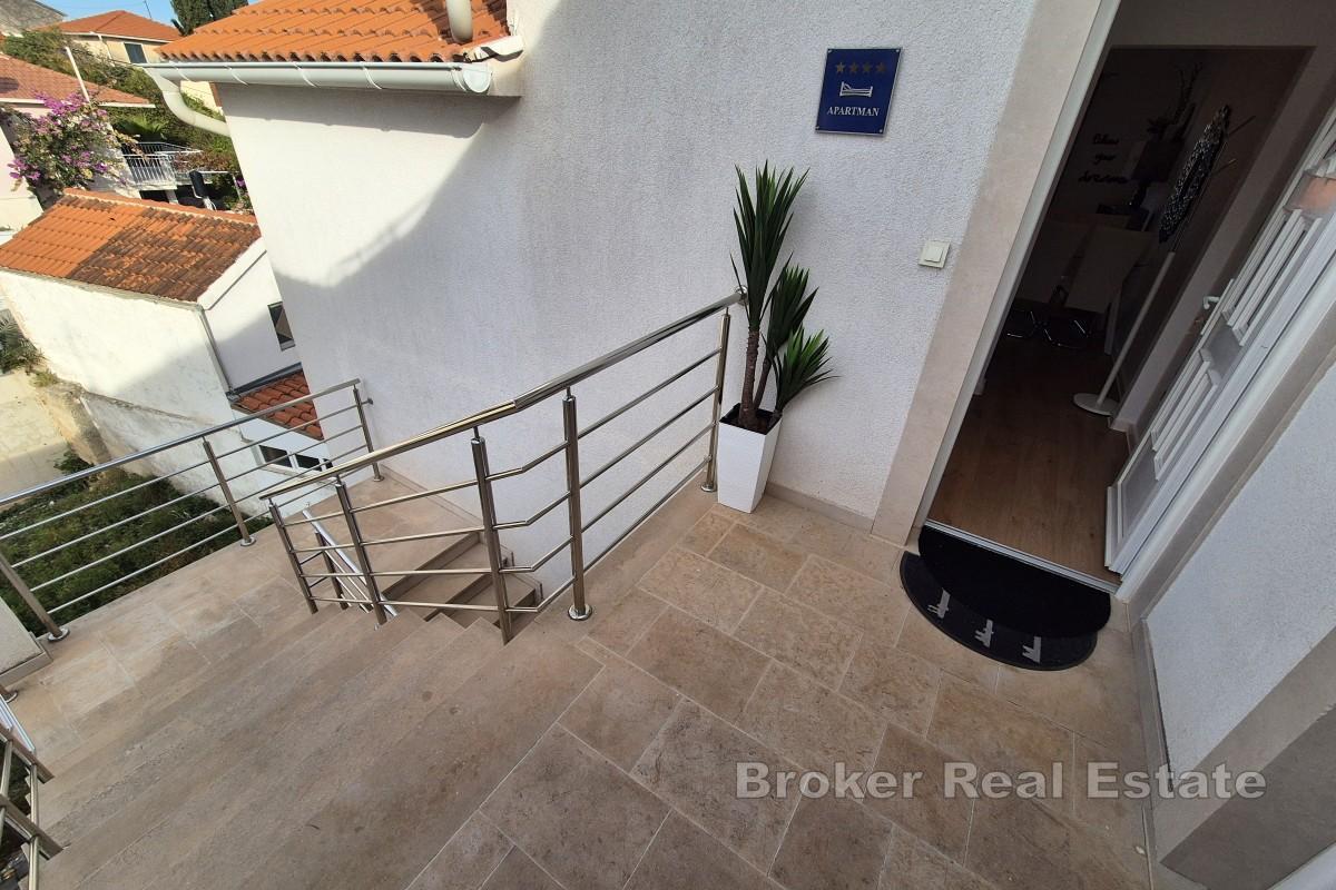 Moderne møblert toroms leilighet med havutsikt