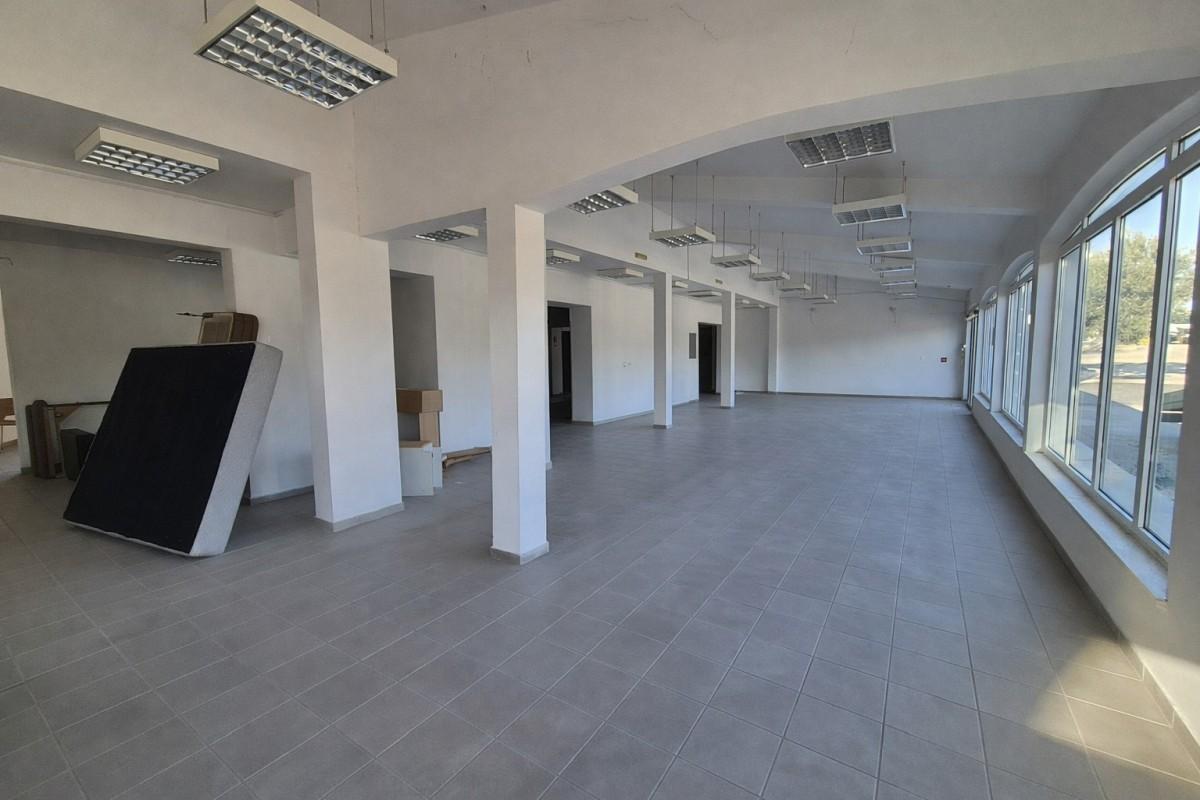 Spazio commerciale in posizione strategica con parcheggio