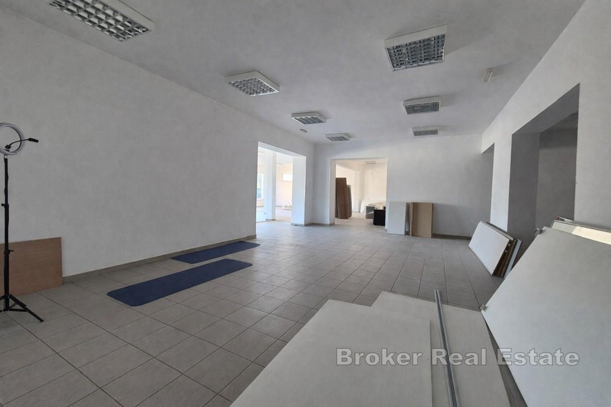 Local commercial idéalement situé avec parking