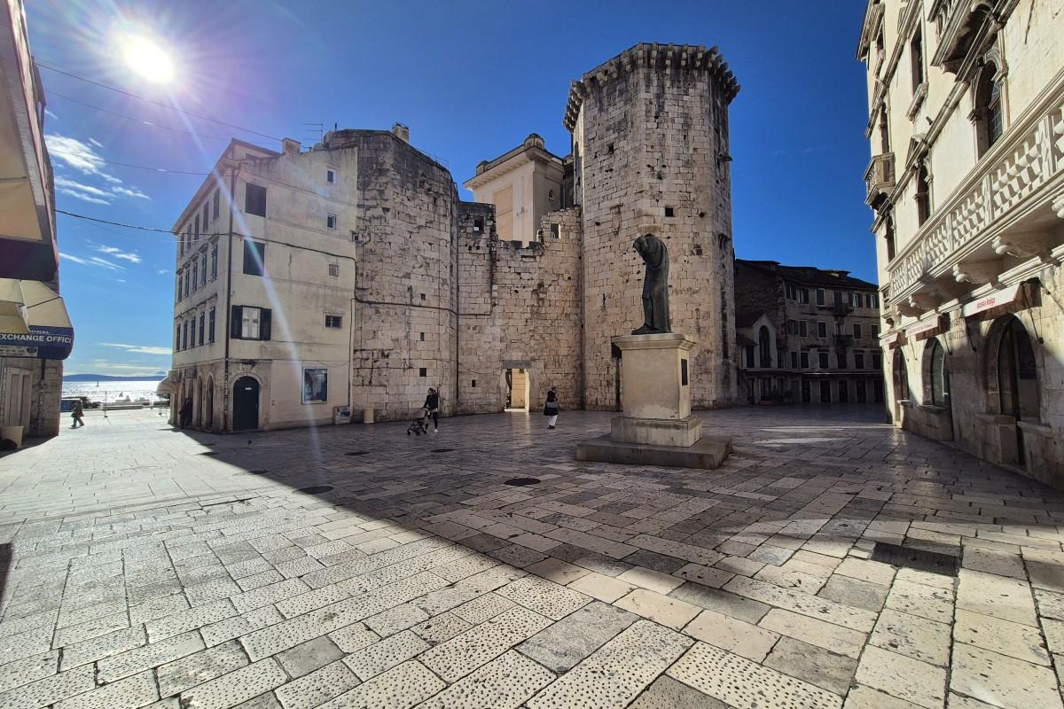 001-2016-692-split-center-business-space-in-the-city-center-for-sale