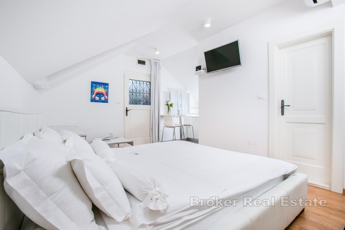 Renovert frittliggende steinhus med to enheter