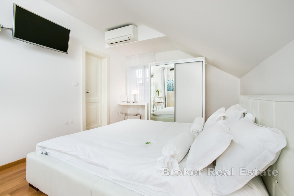 Renovert frittliggende steinhus med to enheter