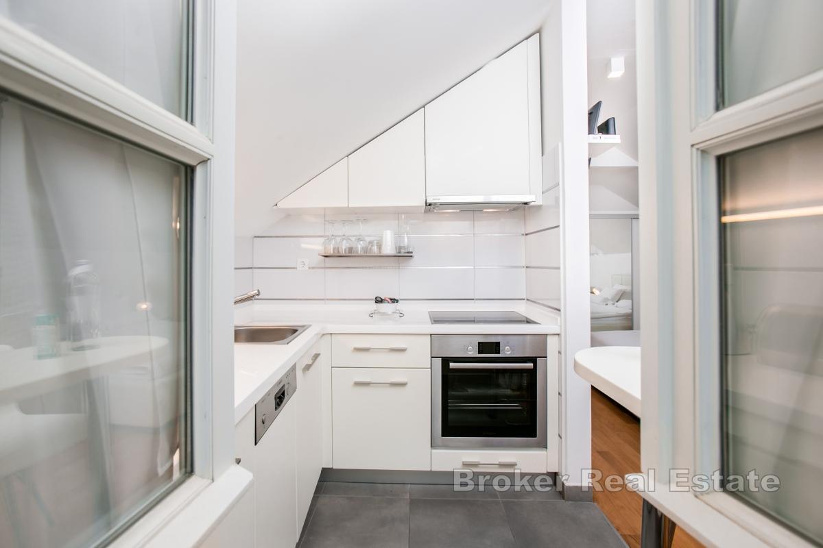 Renovert frittliggende steinhus med to enheter