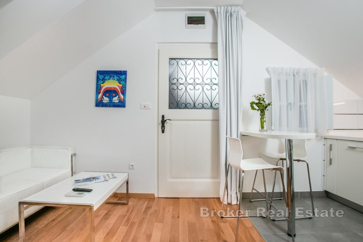 Renovert frittliggende steinhus med to enheter