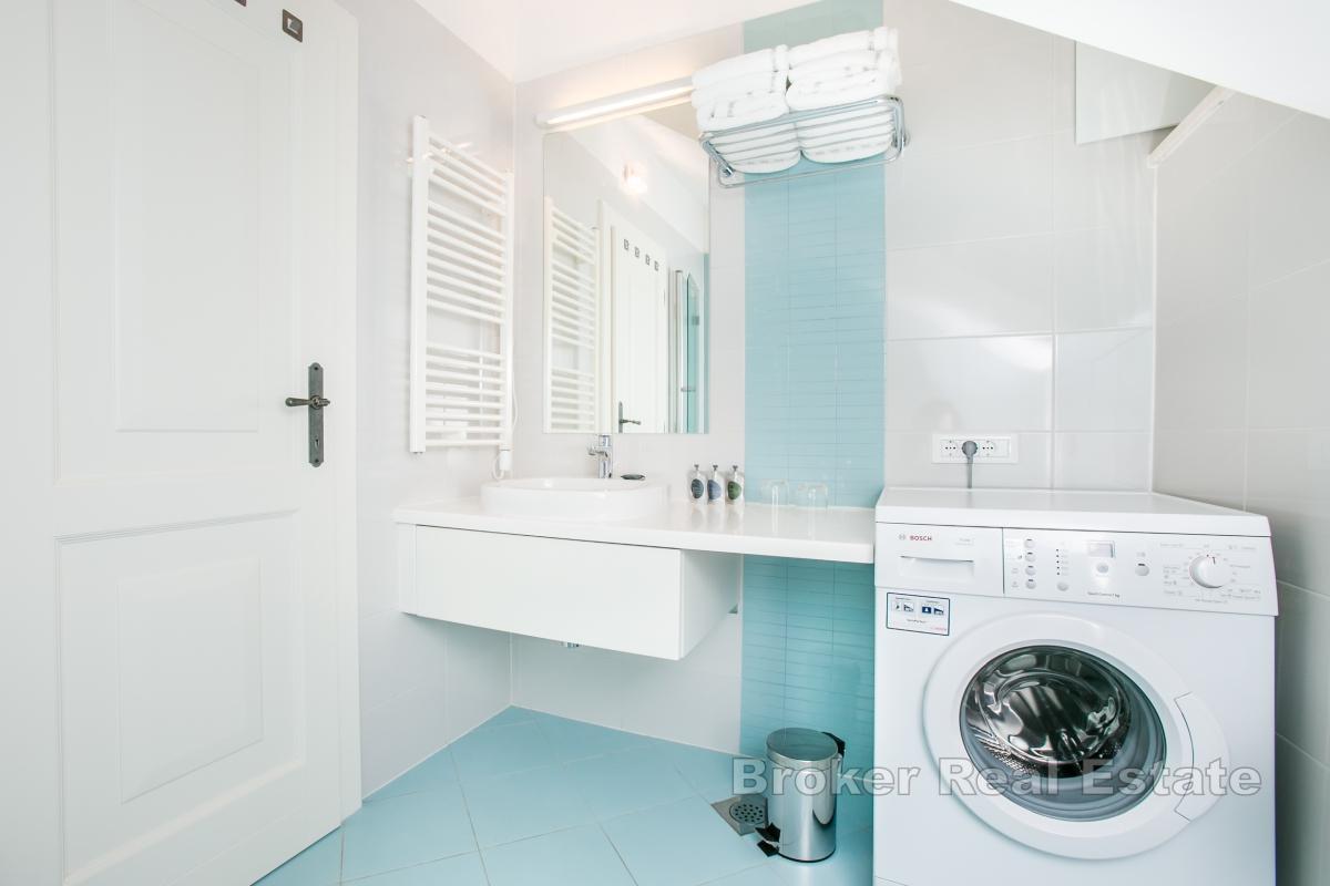 Renovert frittliggende steinhus med to enheter