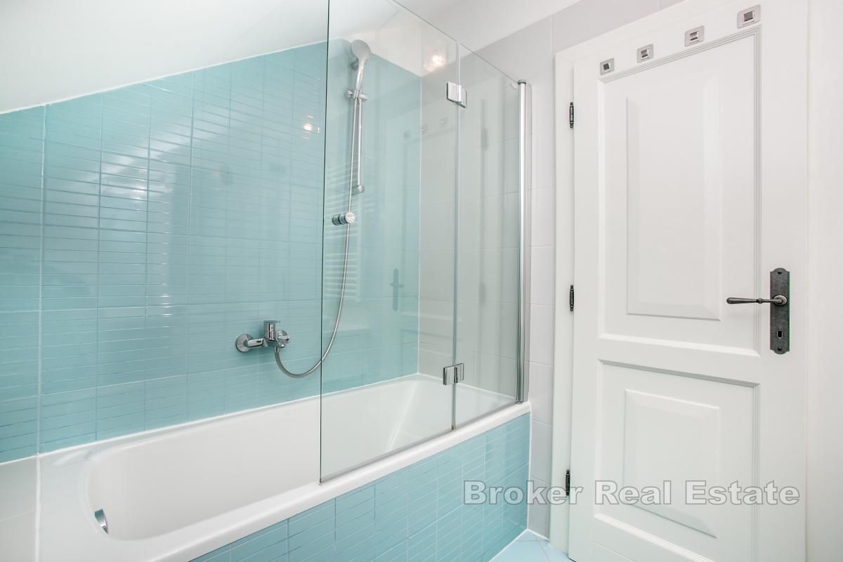 Renovert frittliggende steinhus med to enheter