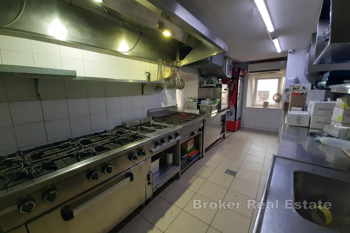 Atraktivní restaurace o rozloze 66 m2 v centru města s velkou terasou