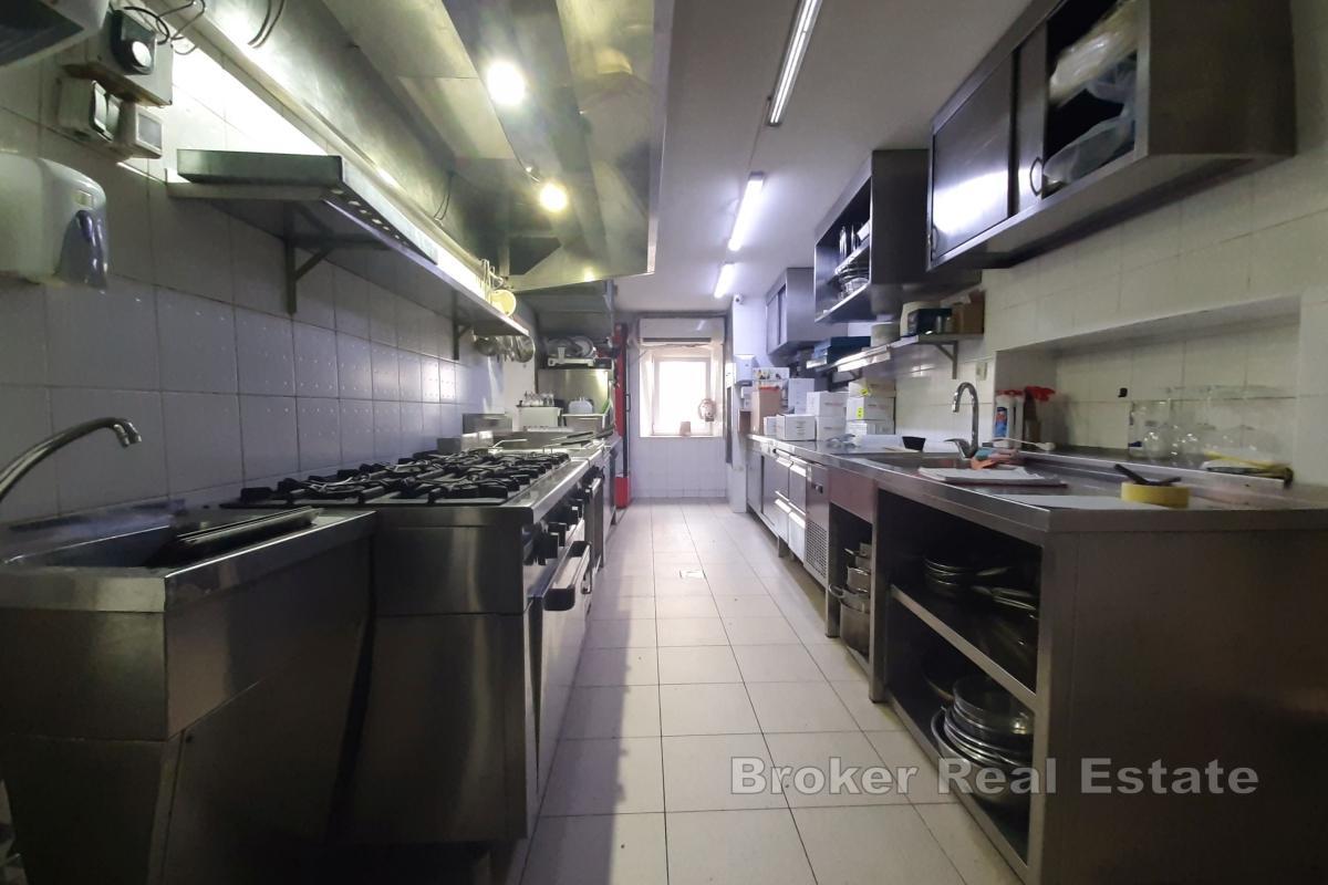 Atraktivní restaurace o rozloze 66 m2 v centru města s velkou terasou