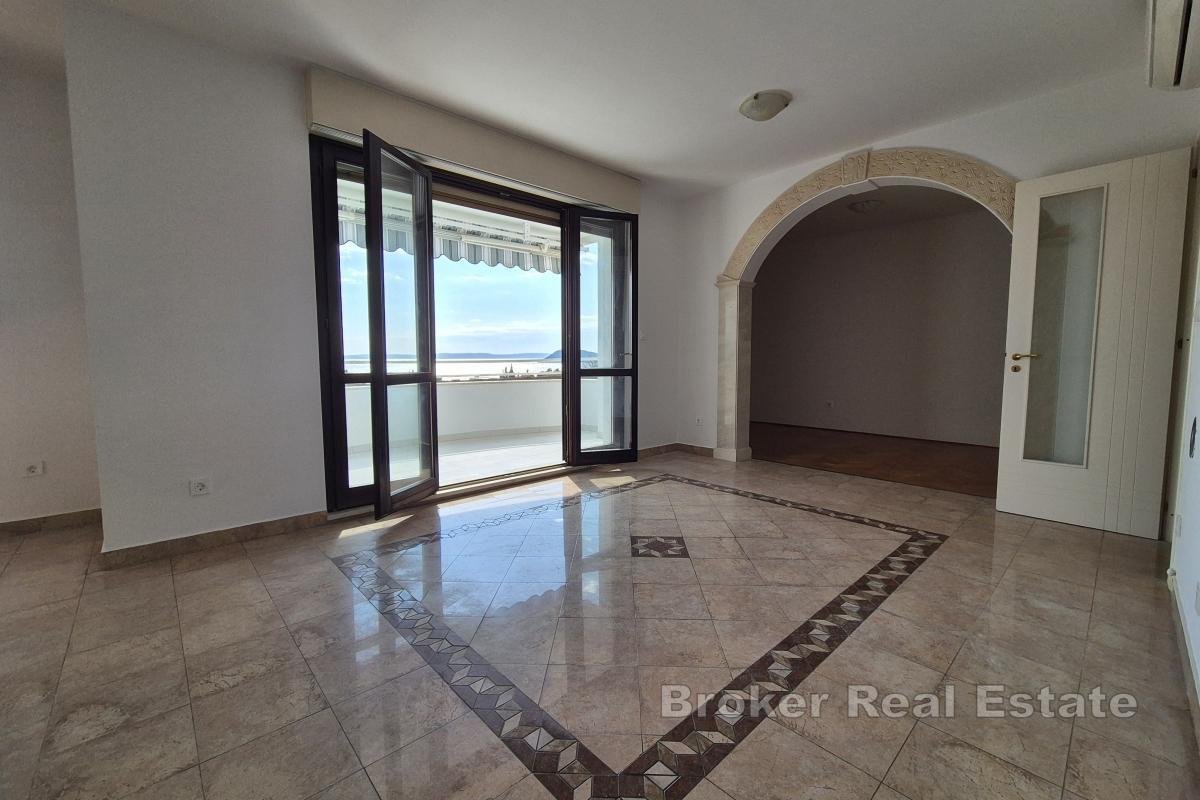 Просторная двухкомнатная квартира с видом на море