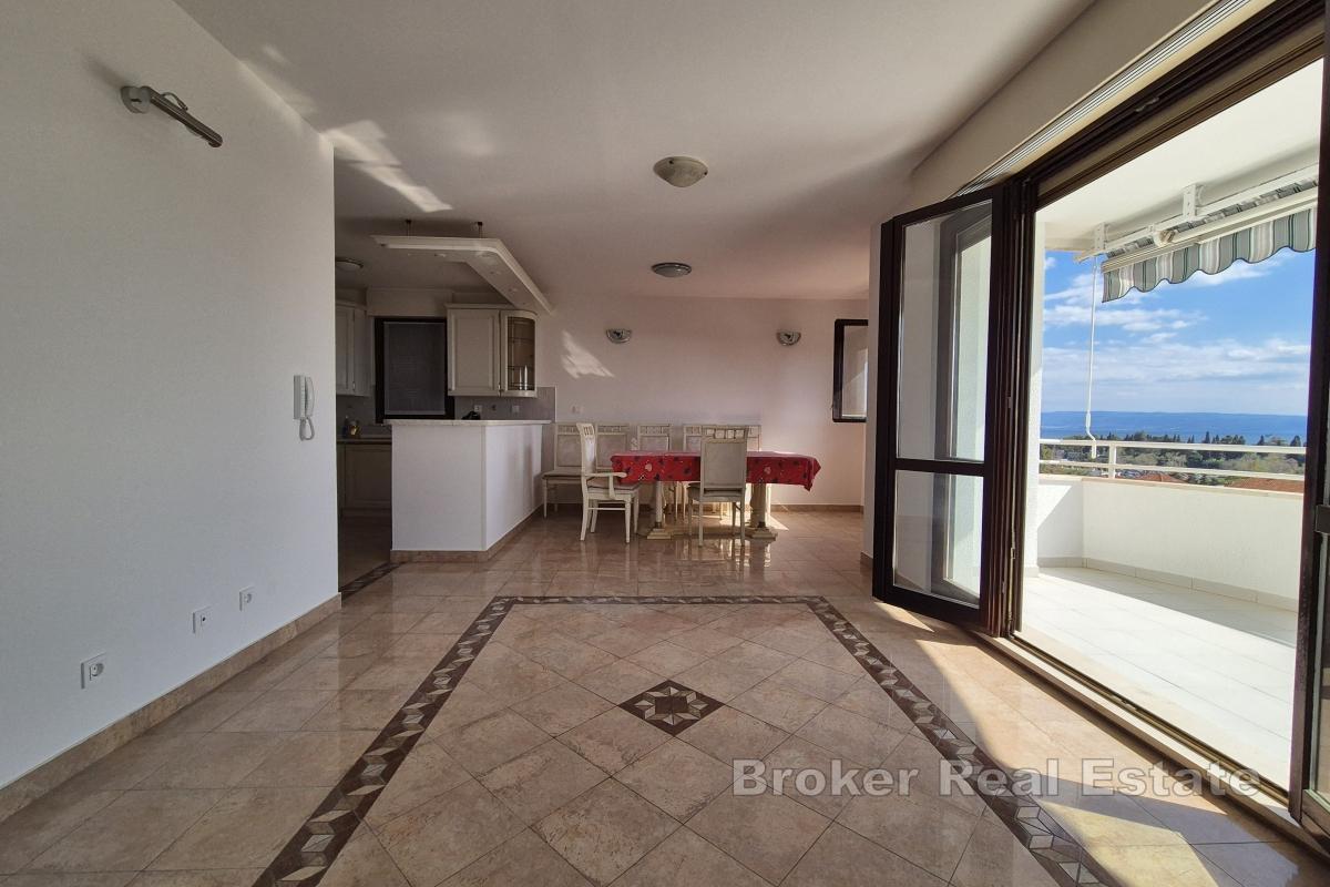 Romslig toroms leilighet med havutsikt