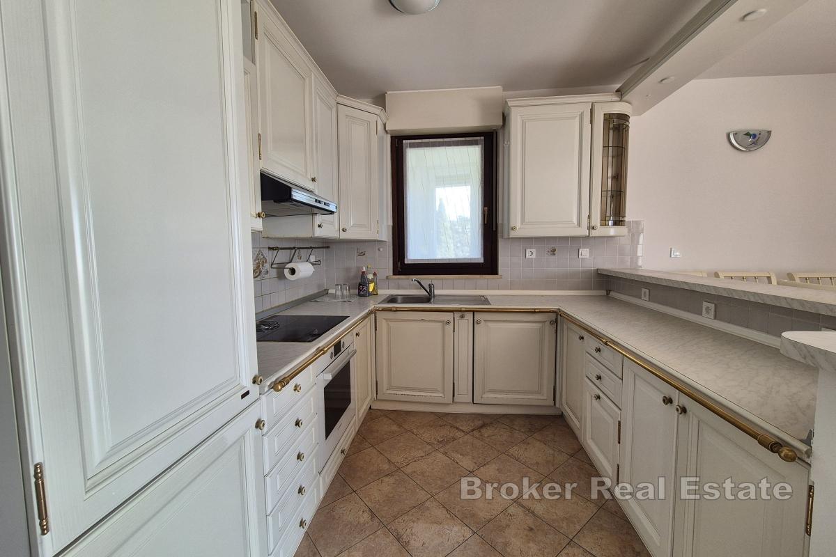 Romslig toroms leilighet med havutsikt