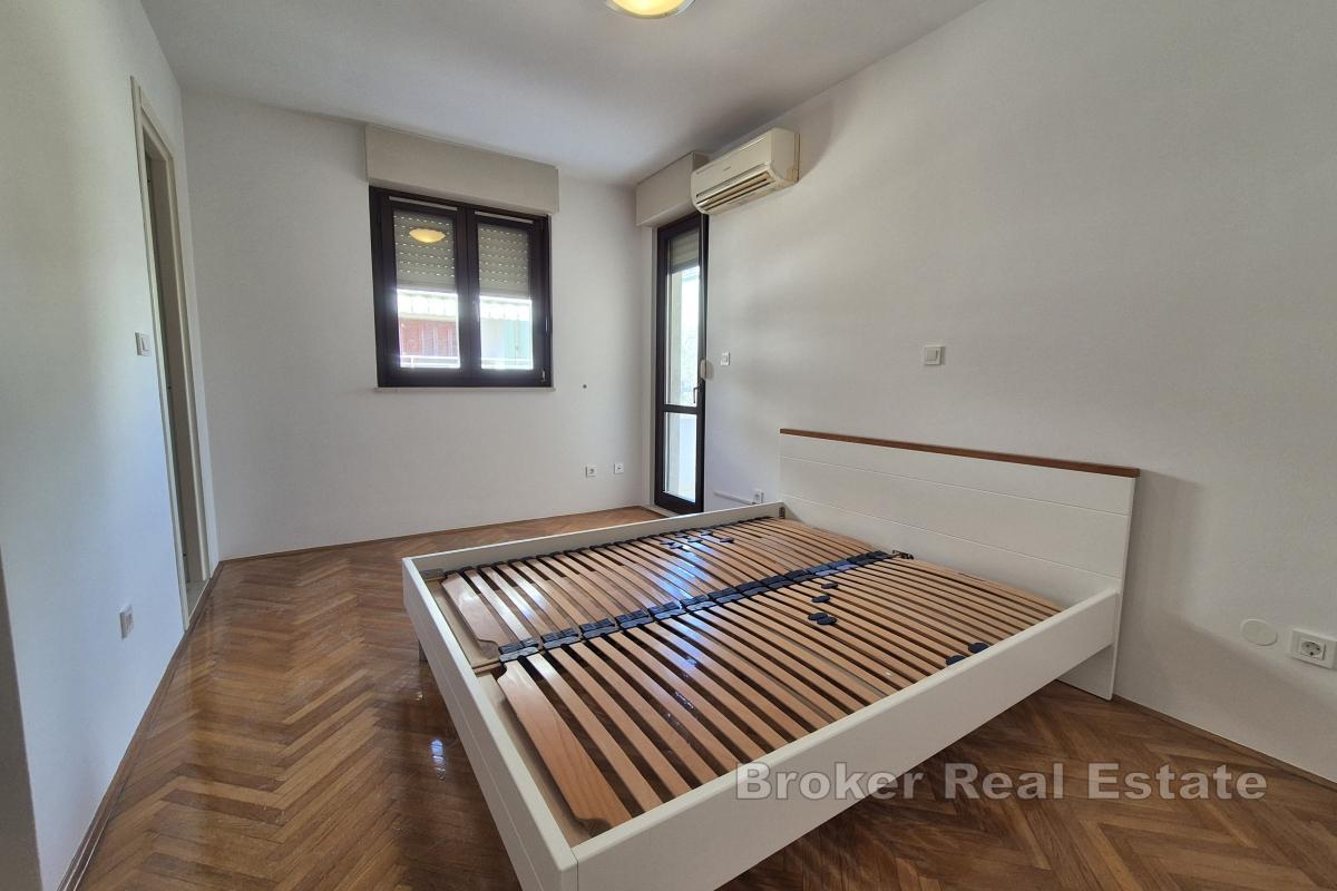 Romslig toroms leilighet med havutsikt