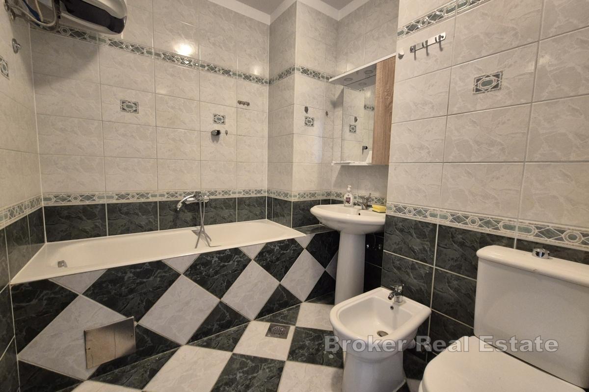 Romslig toroms leilighet med havutsikt