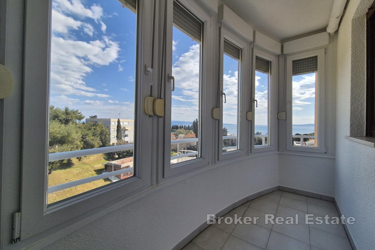 Romslig toroms leilighet med havutsikt