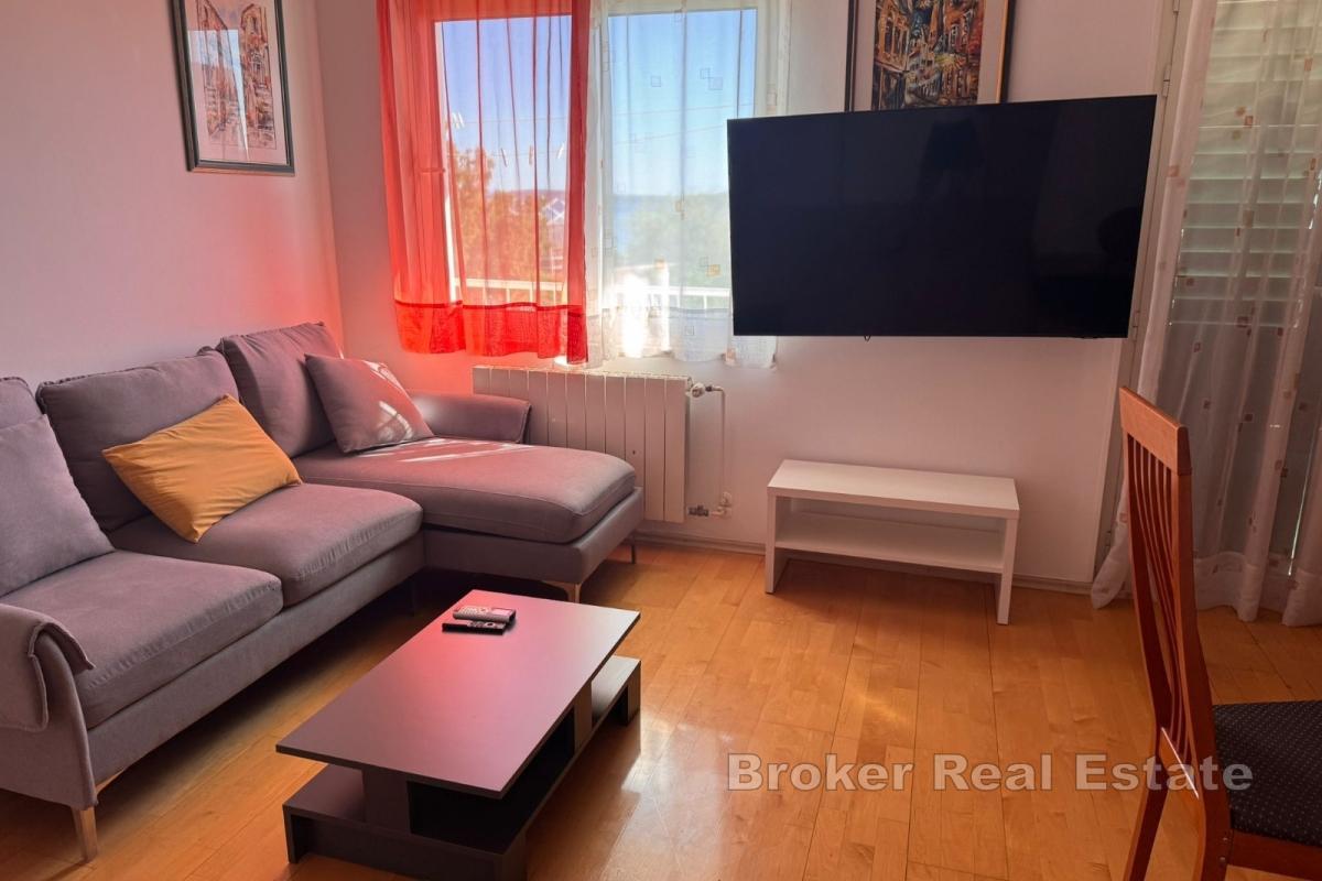 Trosobni stan za najam u kući uz more