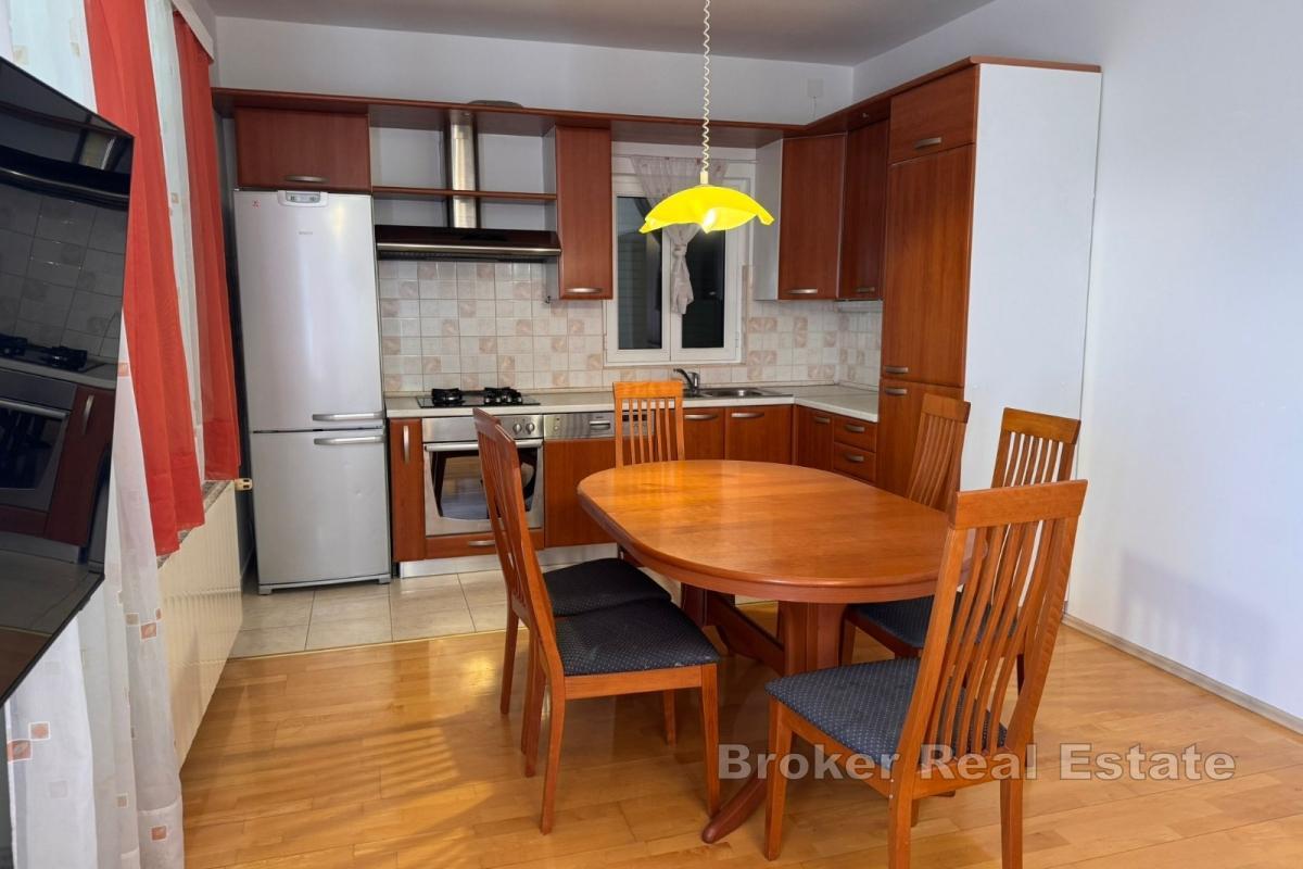 Trosobni stan za najam u kući uz more