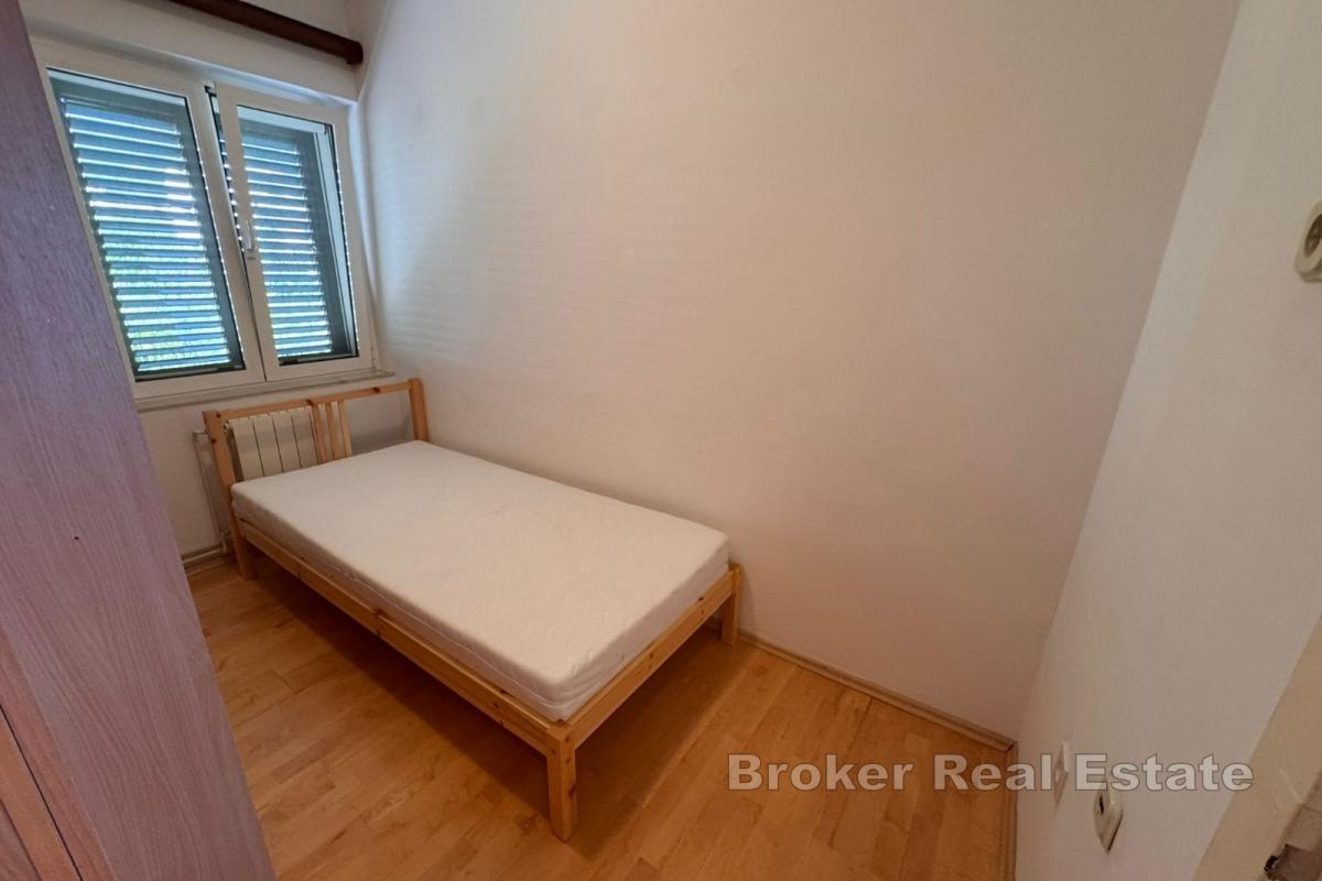 Trosobni stan za najam u kući uz more