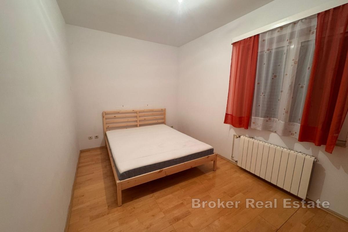 Trosobni stan za najam u kući uz more