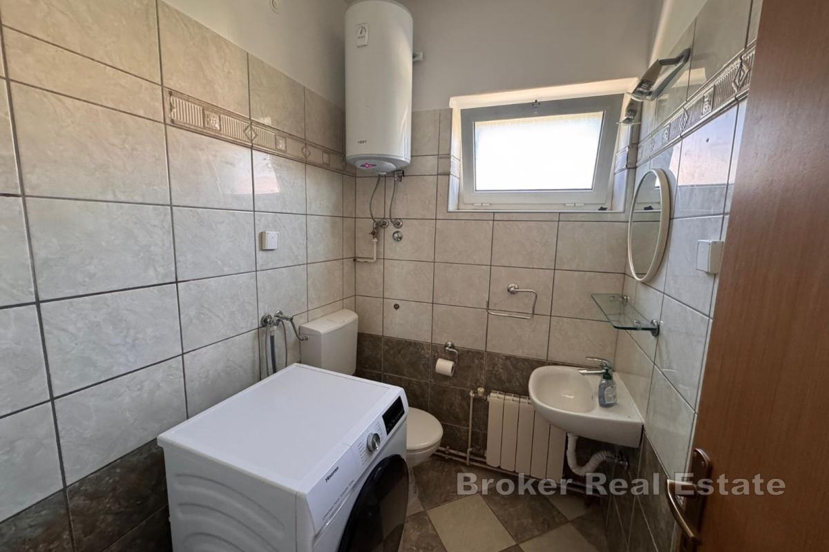 Trosobni stan za najam u kući uz more