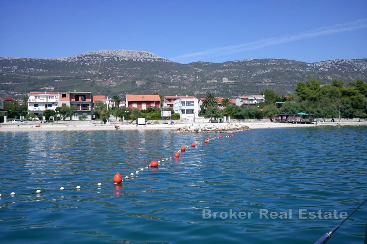 Trosobni stan za najam u kući uz more