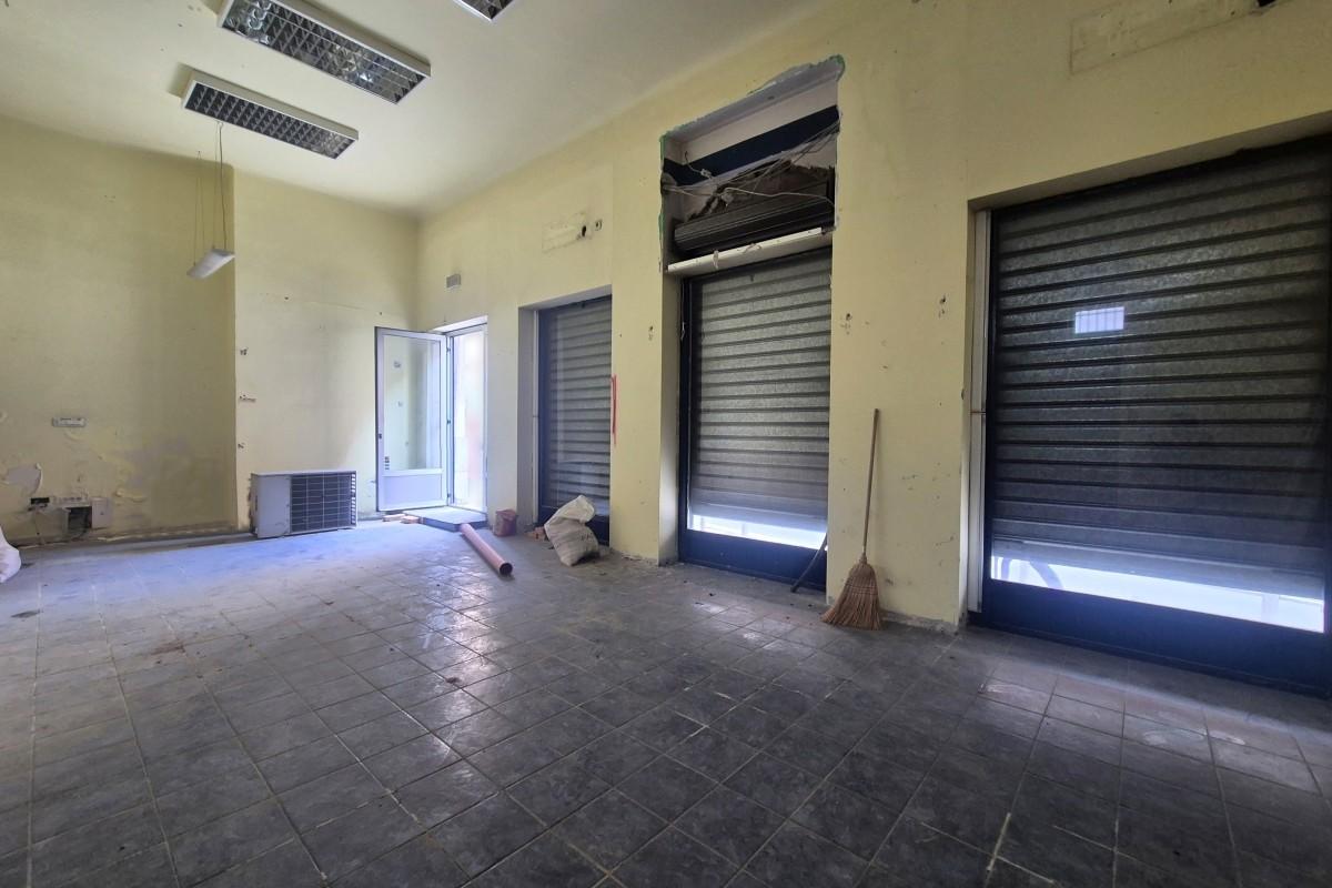 001-2016-704-split-attractively-positioned-commercial-space-for-rent