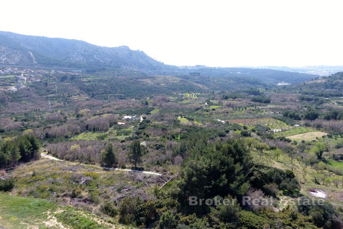 Terrain constructible spacieux avec vue dégagée