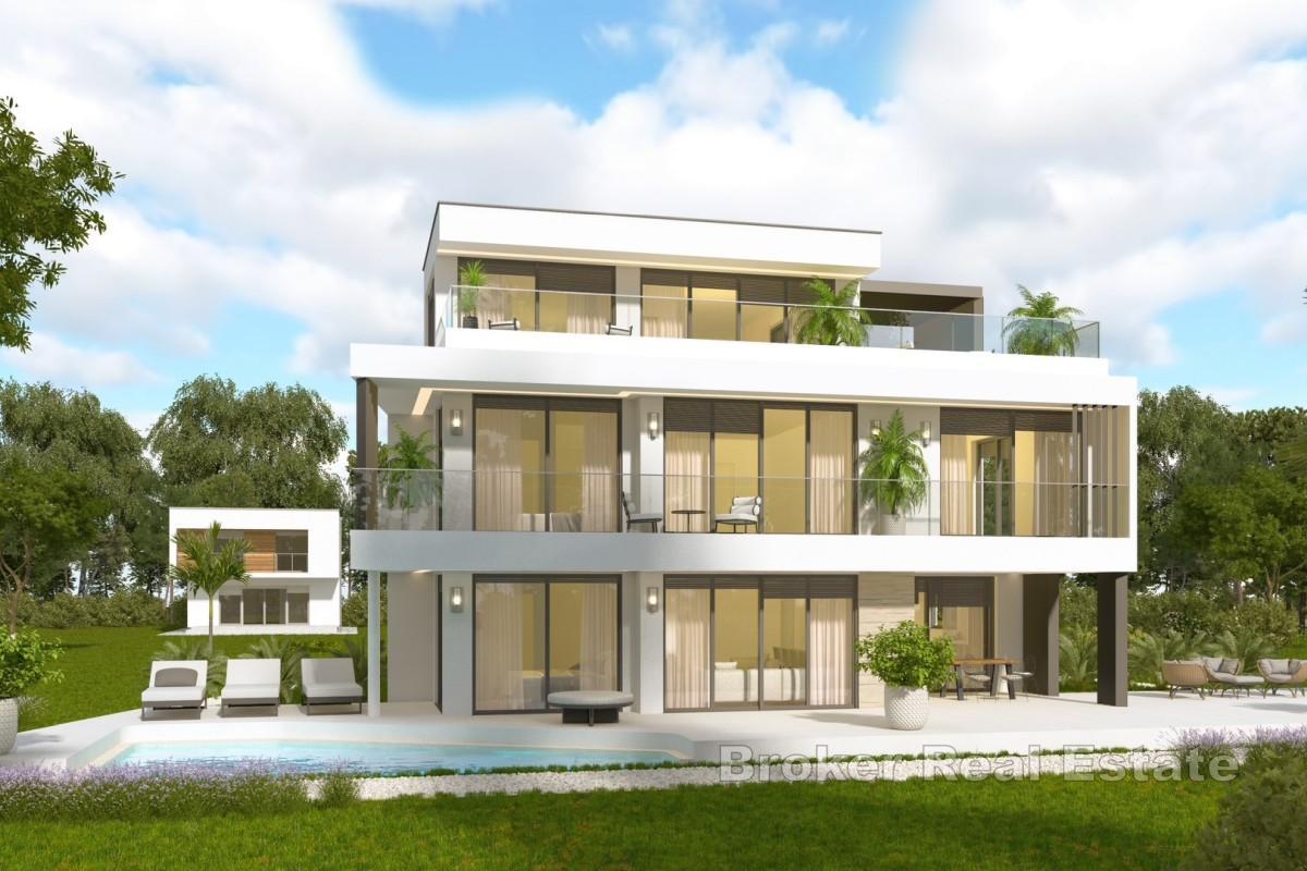 Esclusiva villa su tre piani con piscina e vista mare aperta