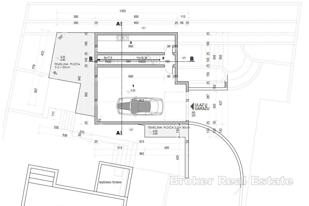 Tomt med projekt för byggnation av en villa med pool och havsutsikt