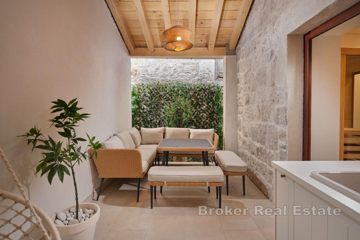 Casa in pietra lussuosamente ristrutturata in prima fila sul mare