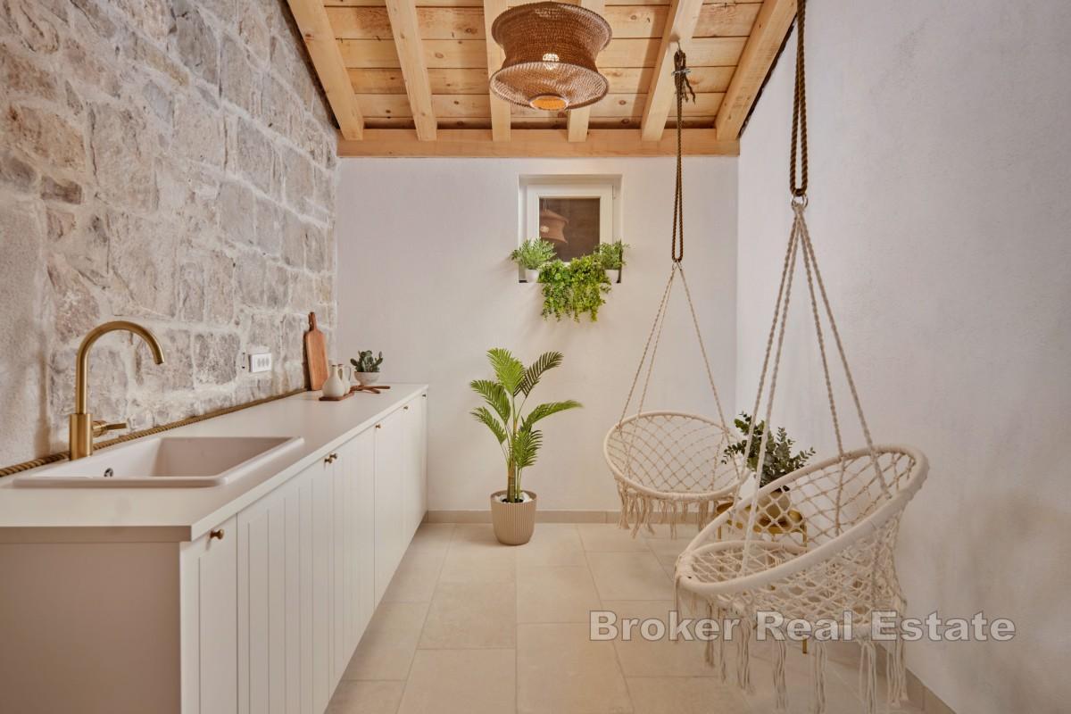 Casa in pietra lussuosamente ristrutturata in prima fila sul mare