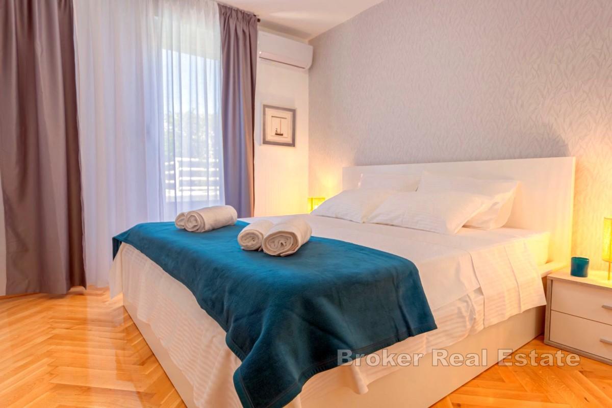 Elegantni dvosobni stan s prostranim uređenim vrtom
