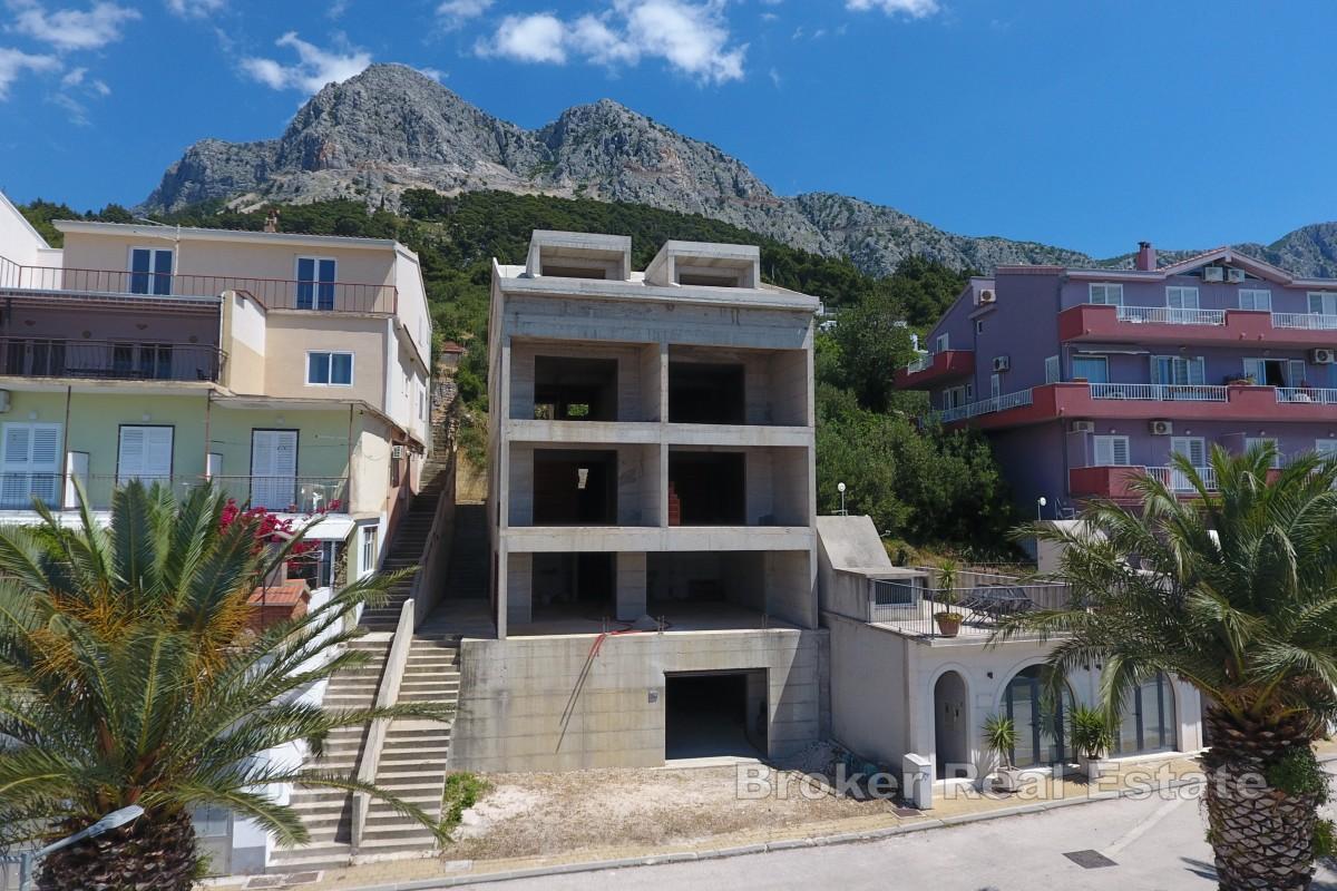 Immeuble d'appartements inachevé en bord de mer