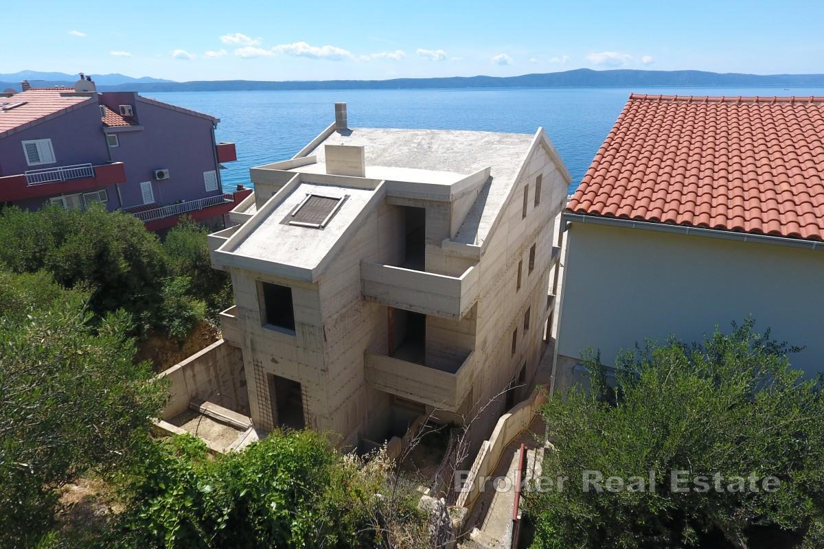 Immeuble d'appartements inachevé en bord de mer