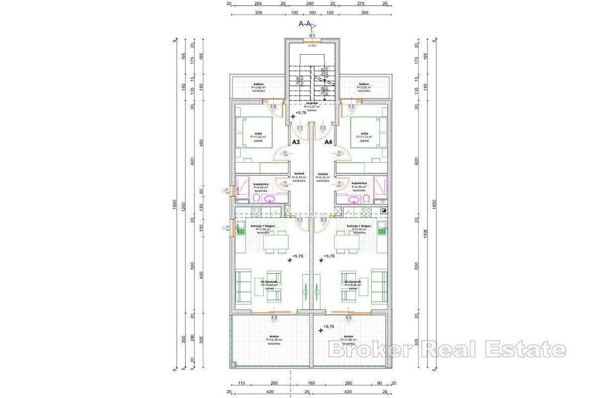 Immeuble d'appartements inachevé en bord de mer