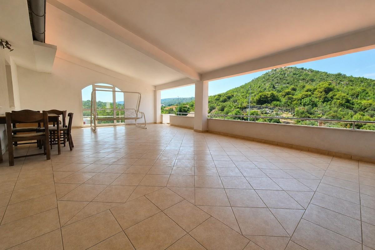 Apartmanska kuća s tri jedinice u blizini mora