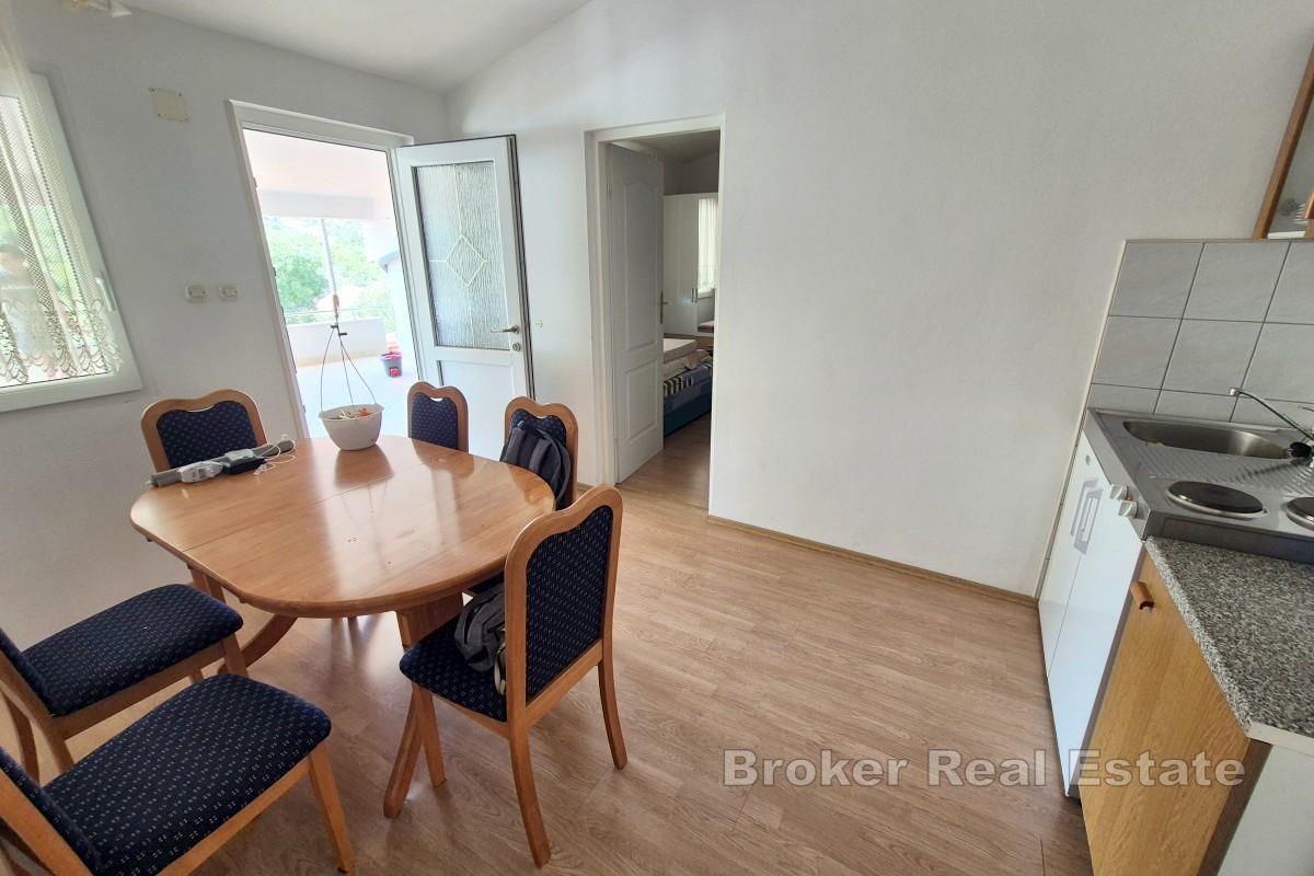 Apartmanska kuća s tri jedinice u blizini mora