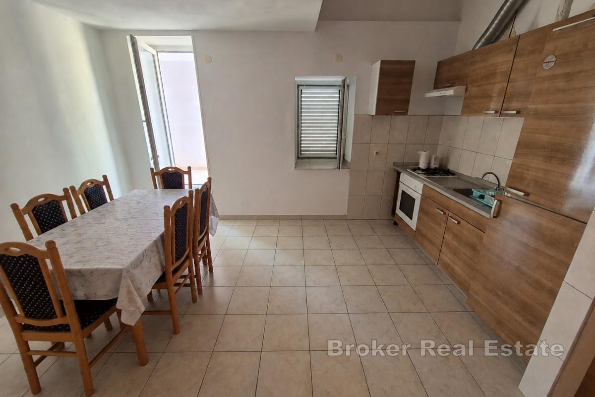 Apartmanska kuća s tri jedinice u blizini mora